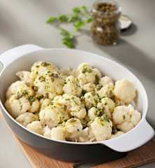Coliflor al vapor con salsa de mantequilla y alcaparras