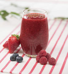 Smoothie rojo de fresa, frambuesa y arándanos