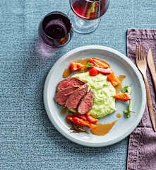 Lammhüfte mit Erbsen-Minz-Püree