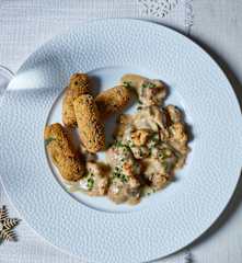 Waldpilzgeschnetzeltes mit Laugenkroketten