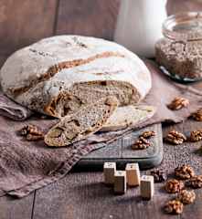 Chleb pszenno-żytni na zakwasie z pieczonymi ziemniakami i orzechami włoskimi