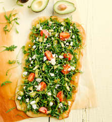 Piza fresca com pesto de pistácio