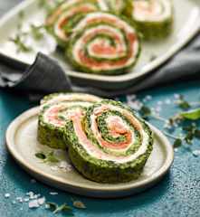 Špenátová roláda s uzeným lososem