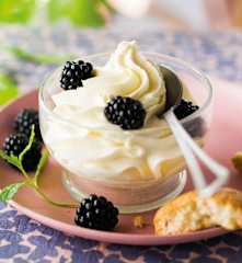 Crème fouettée aux mûres