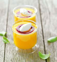 Soupe fraîche d'abricots au muscat et aux griottes
