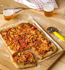 Pizza integral de pollo al ajillo y verduras