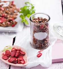 Jahodová granola s mátou