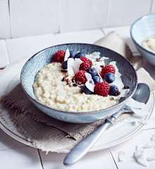 Kokos-Porridge mit Himbeeren