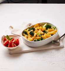 Nudel-Brokkoli-Auflauf mit Tomatensalat