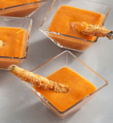 Salmorejo de mango con bastones de berenjena crujiente