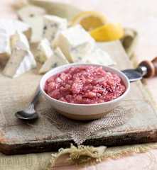 Sos gruszkowy z chrzanem i borówkami