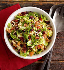 Kohlsprossen-Salat mit Mandeln und Cranberrys