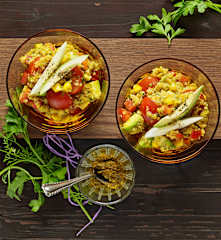 Quinoasalat mit Gemüse und Kräutern