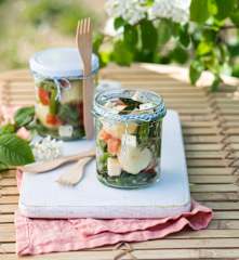 Sałatka ze szparagami, młodymi ziemniakami i serem korycińskim