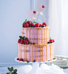 Himbeer-Nuss-Hochzeitstorte mit Karamelldripping