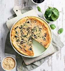 Jaglany quiche ze szpinakiem i oliwkami