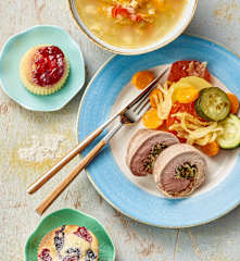 Soupe de pâtes, roulé de porc et ses légumes, dessert vapeur à la framboise et muffins aux fruits rouges