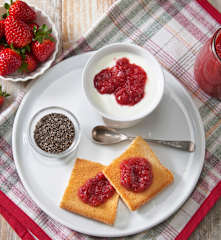 Composta di fragole e semi di chia (senza zuccheri aggiunti)