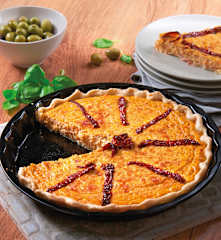 Torta salata con pomodorini e olive