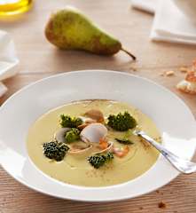 Brócoli al vapor sobre crema de puerros al aroma de berberechos