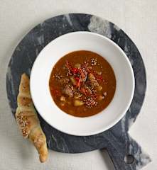 Gulaschsuppe (mit Messerabdeckung)