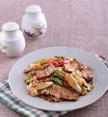 Pancia di maiale piccante con tofu e verdure