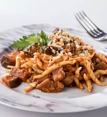 Trofie al ragù di seitan, melanzane e noci
