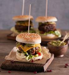 Burgery z chorizo, guacamole i granatem