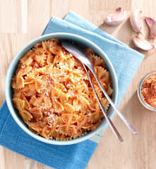 Salade de pâtes au pesto rouge