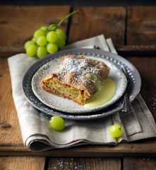 Traubenstrudel mit Weinsauce (vegan)