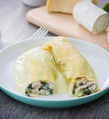 Crêpes rellenas de pollo, espinacas y queso de cabra con salsa de puerros