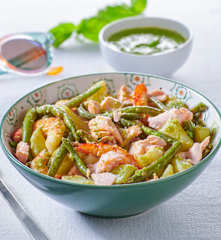 Insalata di salmone e gamberi rossi con pesto di basilico