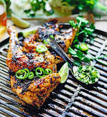 Poulet mariné cuit sur la braise