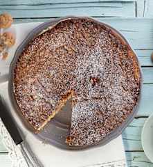 Torta all'amaretto con crema