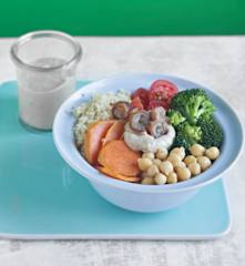 Bol de quinoa con garbanzos y salsa tahini