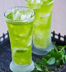 Agua de alfalfa, lechuga y limón