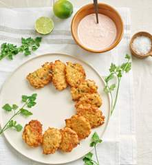 Pataniscas de peixe e molho de iogurte