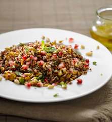 Salát s quinou a granátovým jablkem