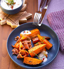 Süßkartoffel-Wedges mit Sauerrahm und Lachs