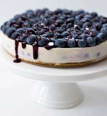Blueberry frozen yoghurt cheesecake
