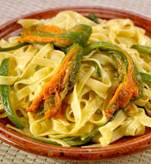 Frische Nudeln mit Zucchini-Blüten
