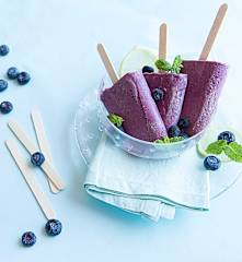 Polos de semifrío de arándanos