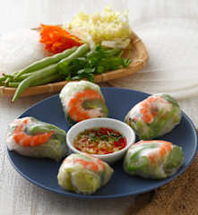 Involtini di gamberi vietnamiti con salsa agrodolce
