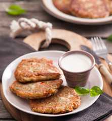 Placki à la pizza z sosem czosnkowym