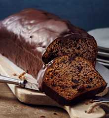 Bananenkuchen mit Schokolade und Rosinen