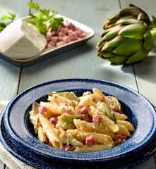 Macarrones con alcachofas, jamón y ricota salada