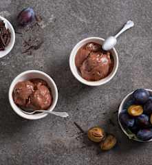 Lody czekoladowe z pieczonymi śliwkami