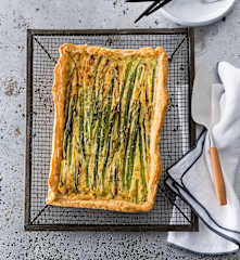 Asparagus tart with sour cream pastry
