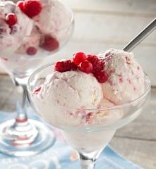 Helado de queso cremoso con frutos rojos