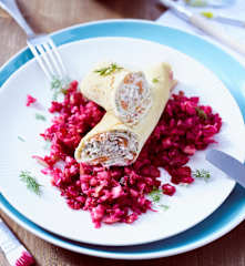 Crespelle mit Räucherlachs und Rote Bete-Apfel-Salat